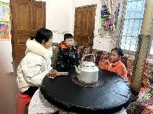 1古藺縣人大代表衛福焱在進行家訪.jpg